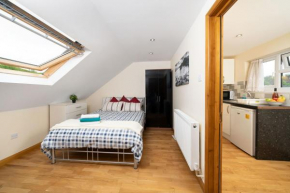 S6 Ensuite Loft Studio Space (Sandycroft Guest House)